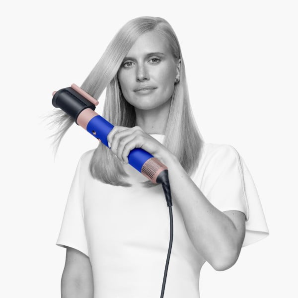 Dyson Airwrap Complete Long Blue Blush - em uso