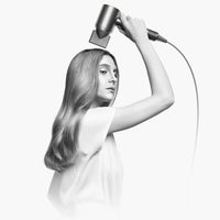 Dyson Supersonic Completo - uso do secador, angulo lateral